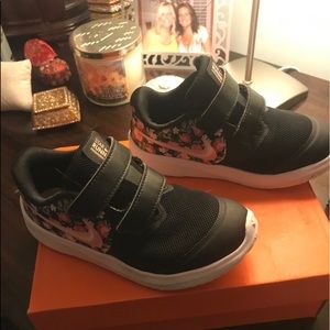 Girls Like New Nikes. 10c.